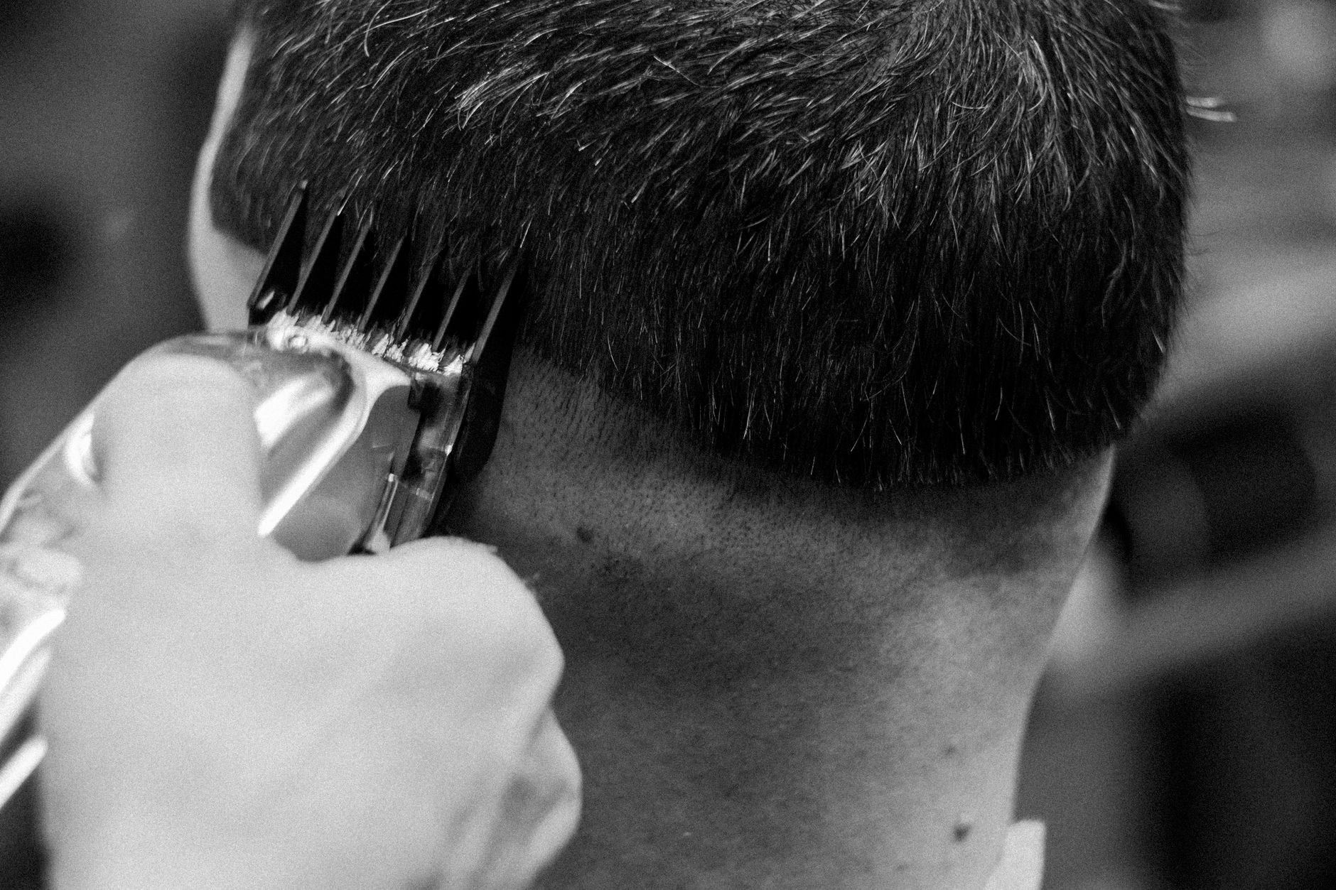 Guarded clipper blending the nape